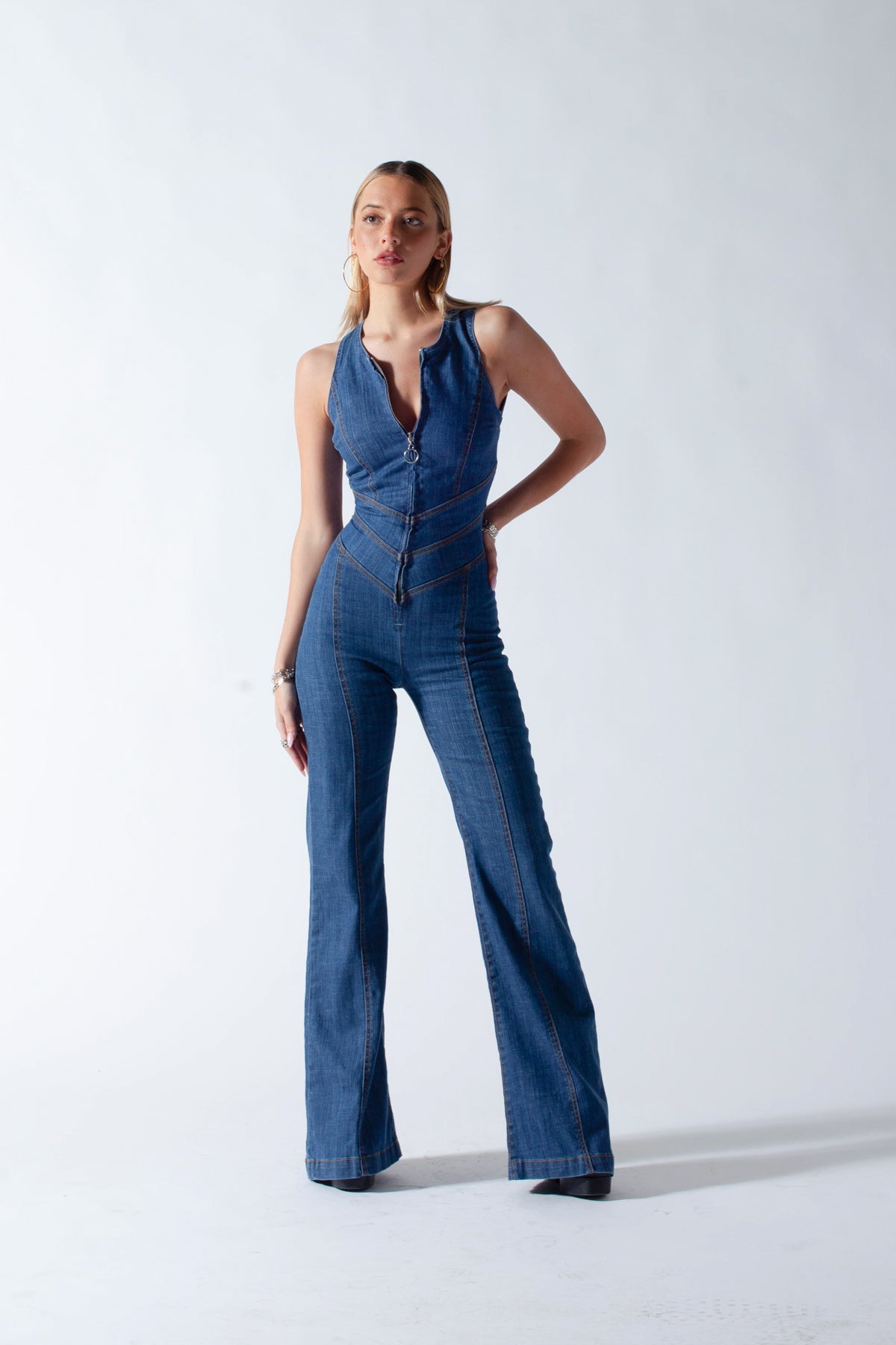 Hartvormige rugloze dames denim jumpsuit