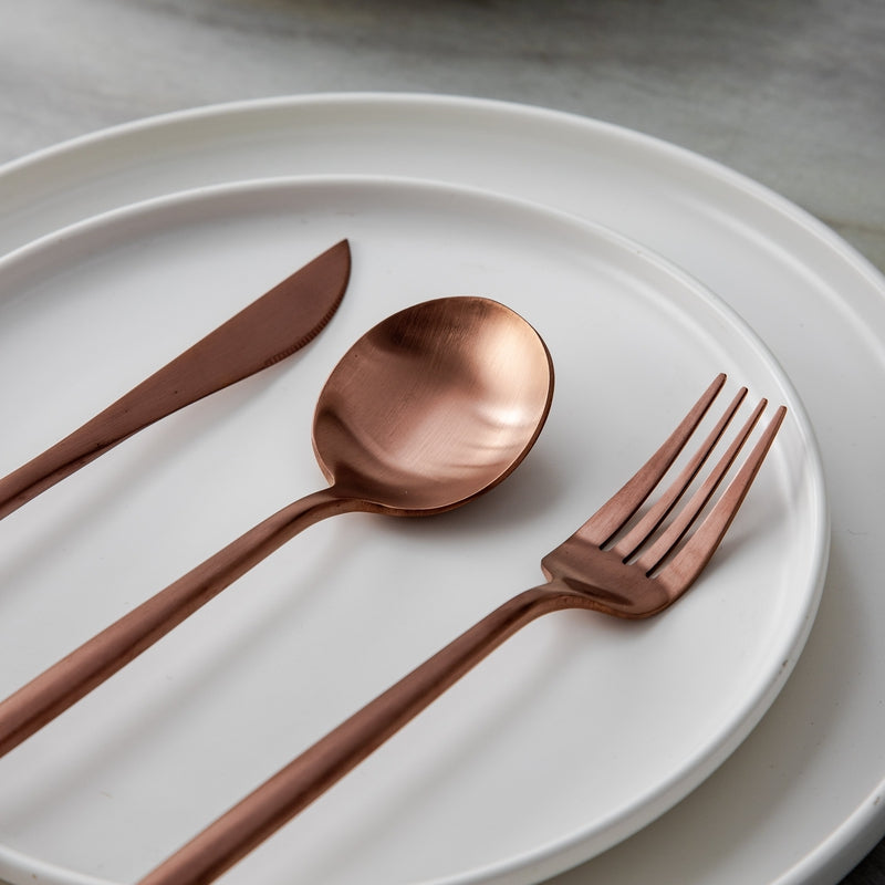 Minimalistisch bestek voor moderne tafels