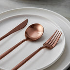 Minimalistisch bestek voor moderne tafels