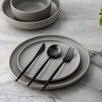 Minimalistisch bestek voor moderne tafels