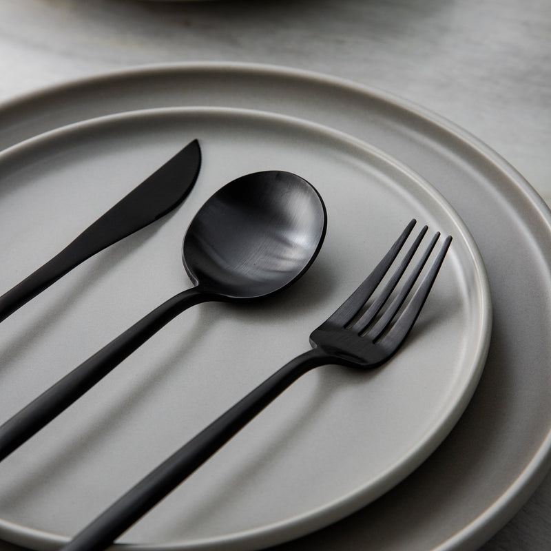 Minimalistisch bestek voor moderne tafels