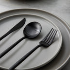 Minimalistisch bestek voor moderne tafels