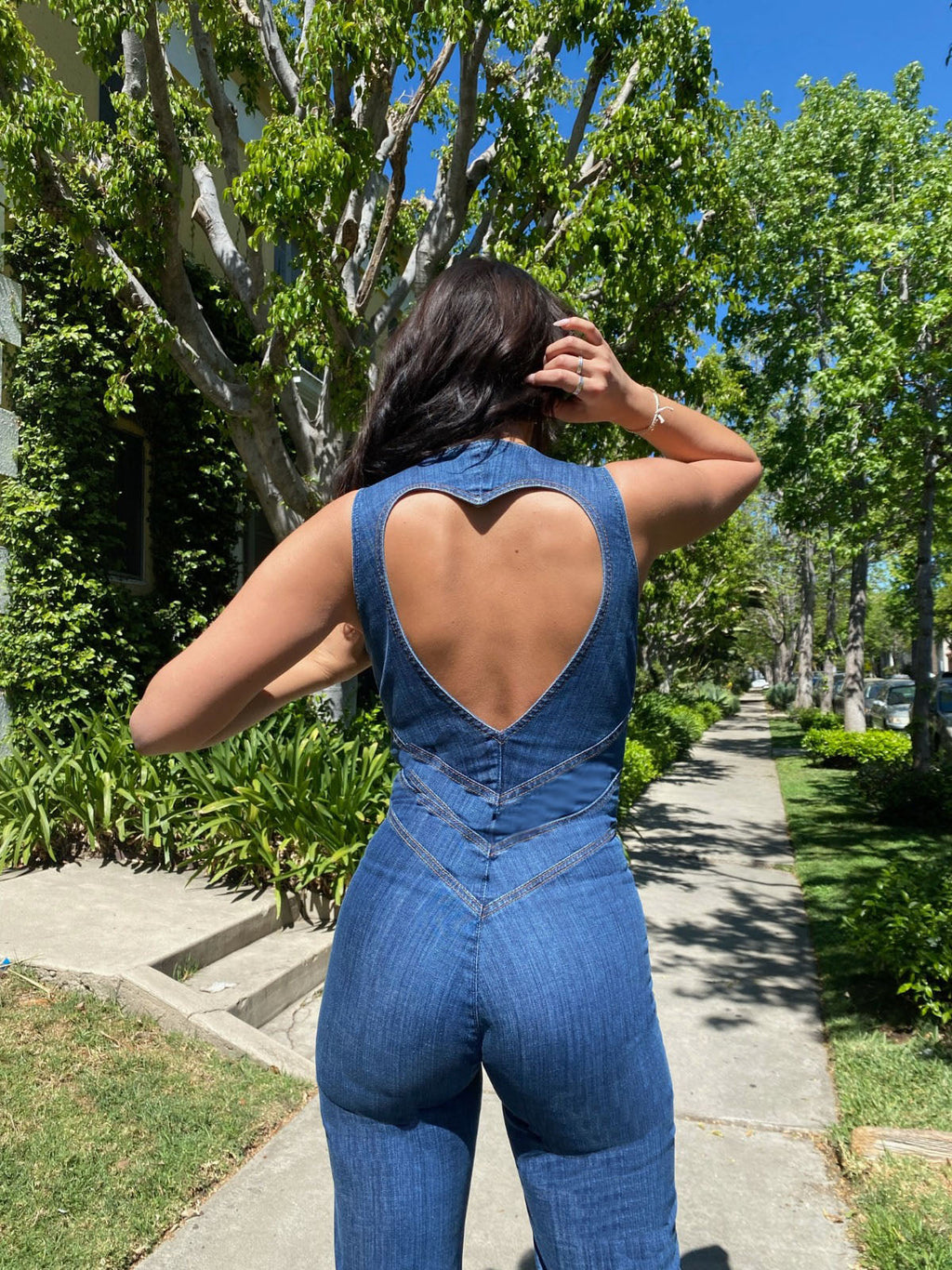 Hartvormige rugloze dames denim jumpsuit