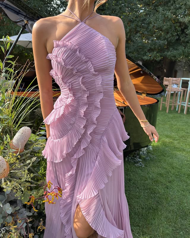 Annelie | Geplisseerde maxi-jurk met asymmetrische volants