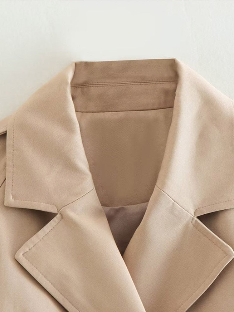 Beige trenchcoat in kort model