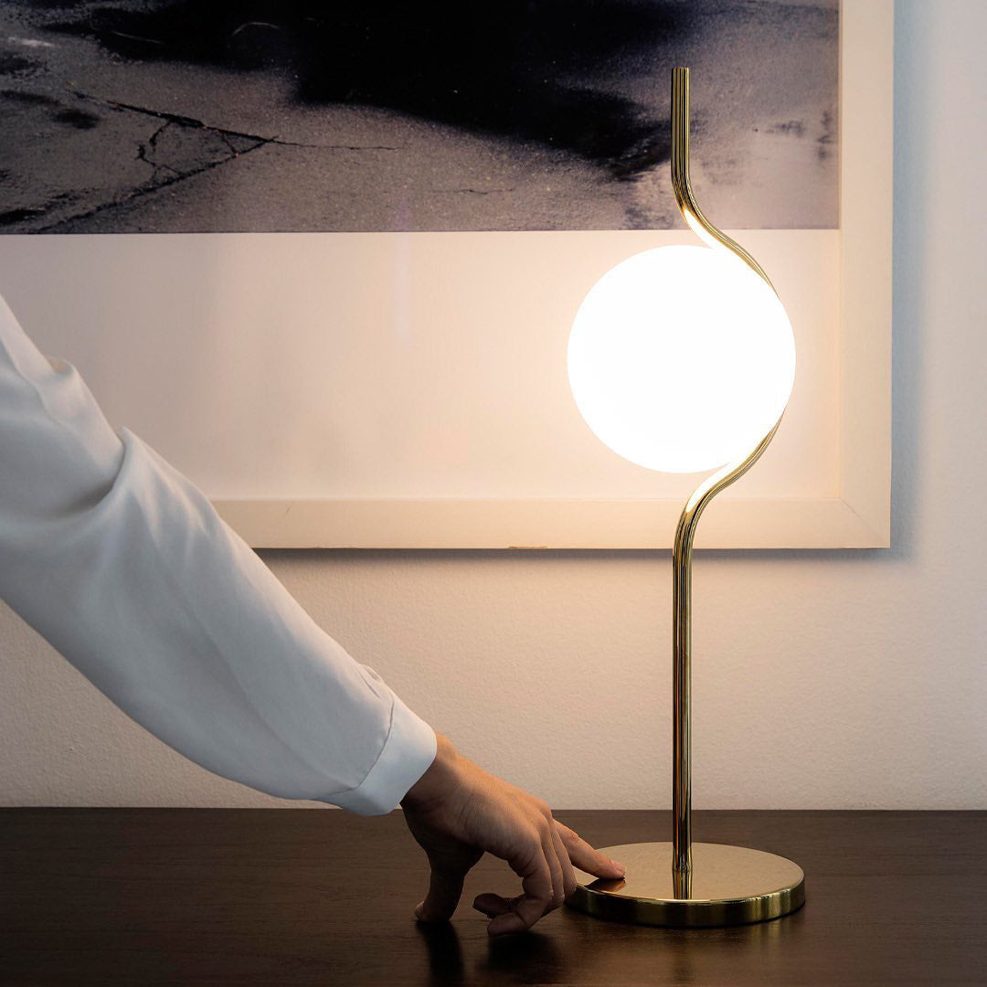 Minimalistische sculpturale tafellamp