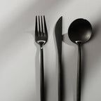 Minimalistisch bestek voor moderne tafels