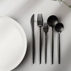Minimalistisch bestek voor moderne tafels