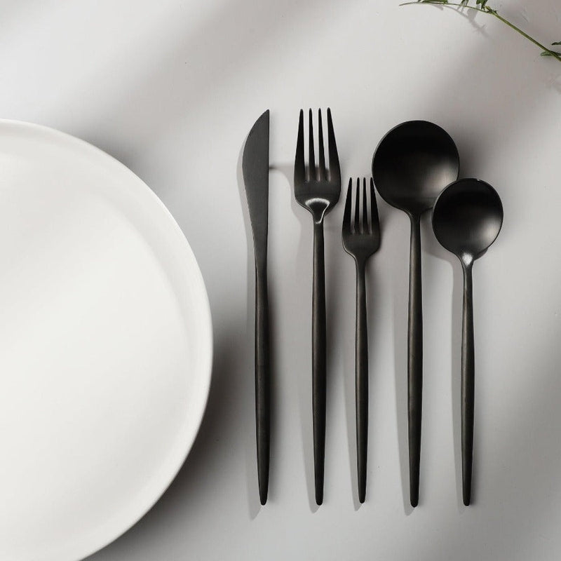 Minimalistisch bestek voor moderne tafels
