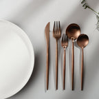 Minimalistisch bestek voor moderne tafels