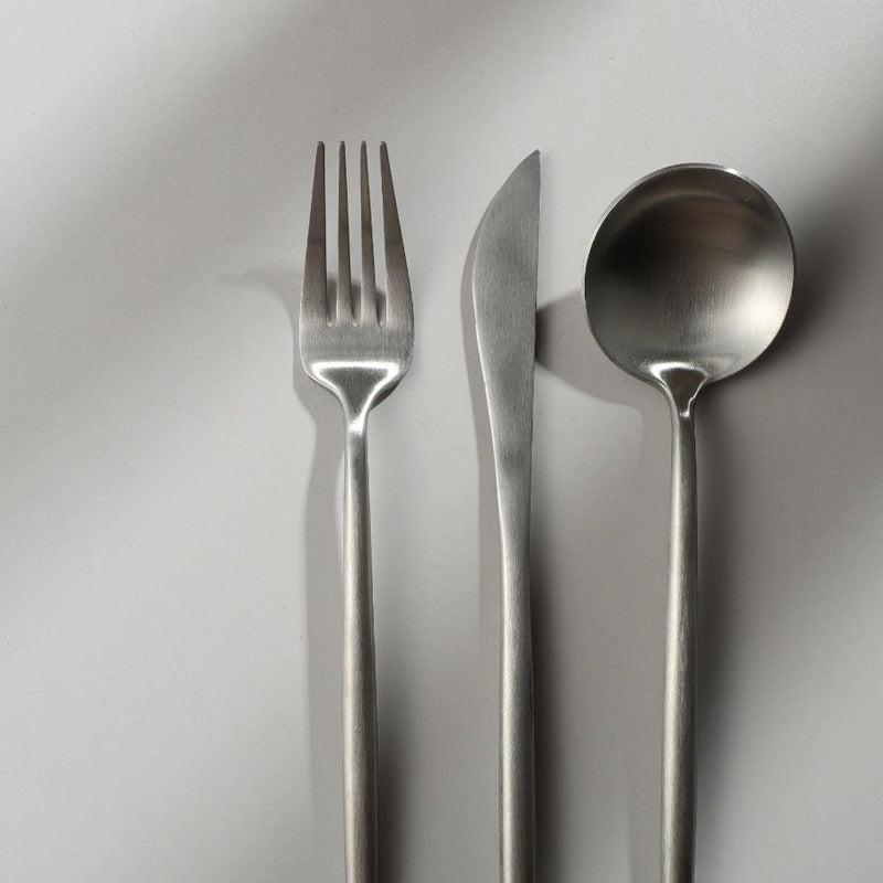 Minimalistisch bestek voor moderne tafels