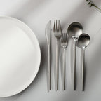 Minimalistisch bestek voor moderne tafels