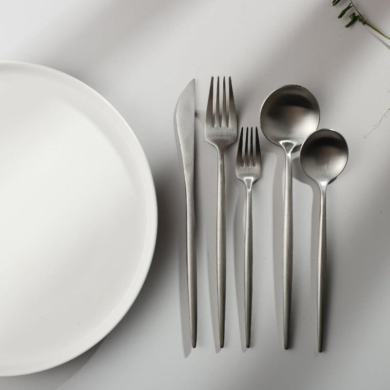 Minimalistisch bestek voor moderne tafels
