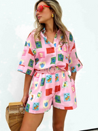 Zomerse combinatie van een kleurrijke blouse en shorts