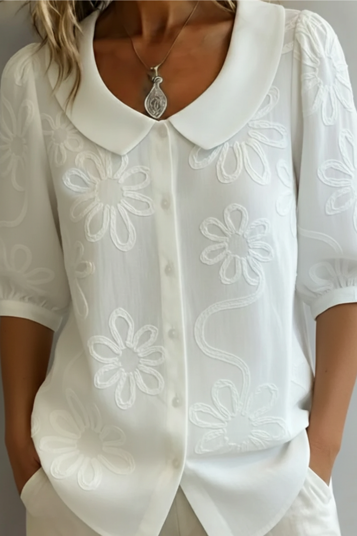 Janina | Luchtige damesblouse met ronde kraag en bloemendetails
