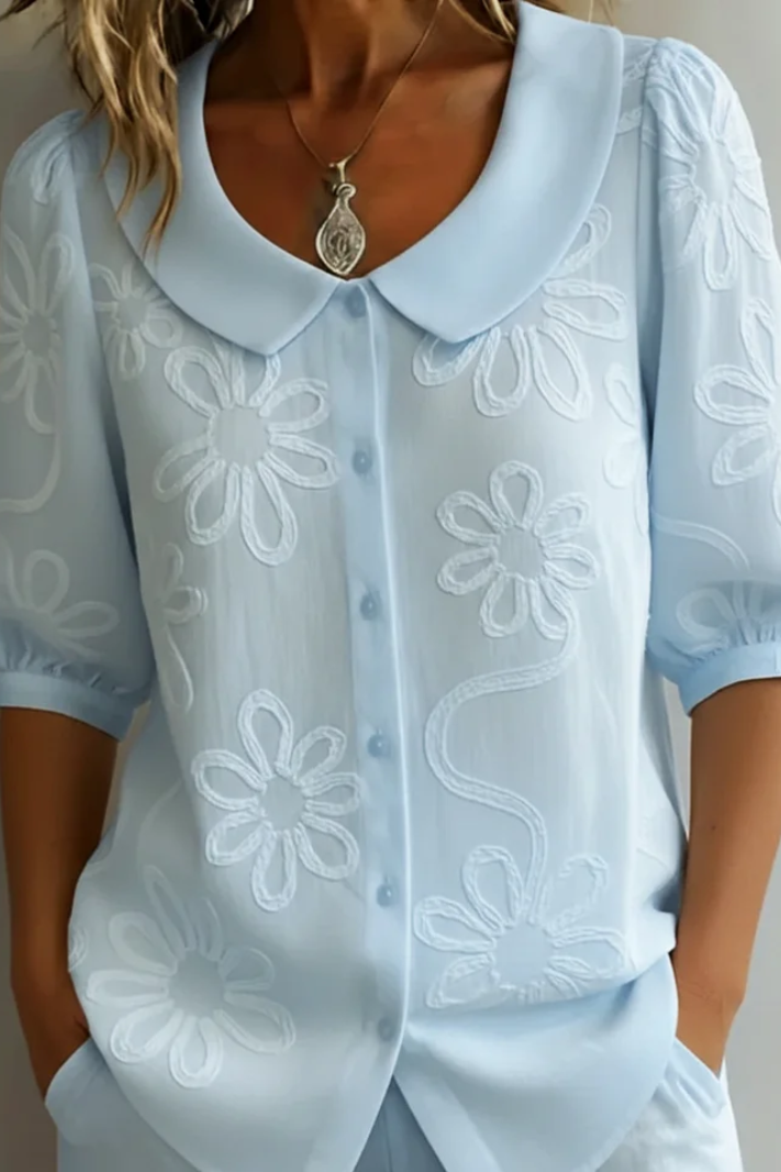 Janina | Luchtige damesblouse met ronde kraag en bloemendetails