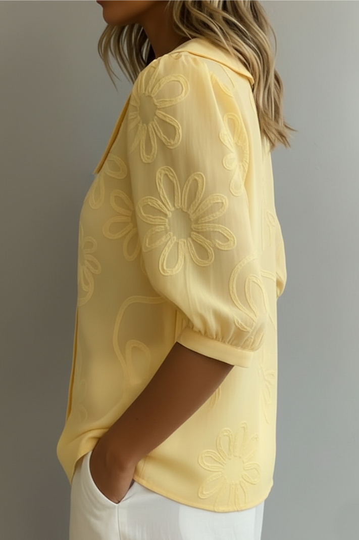Janina | Luchtige damesblouse met ronde kraag en bloemendetails