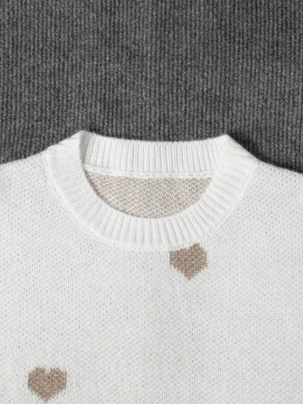 Oversized gebreide trui met geborduurde hartjes