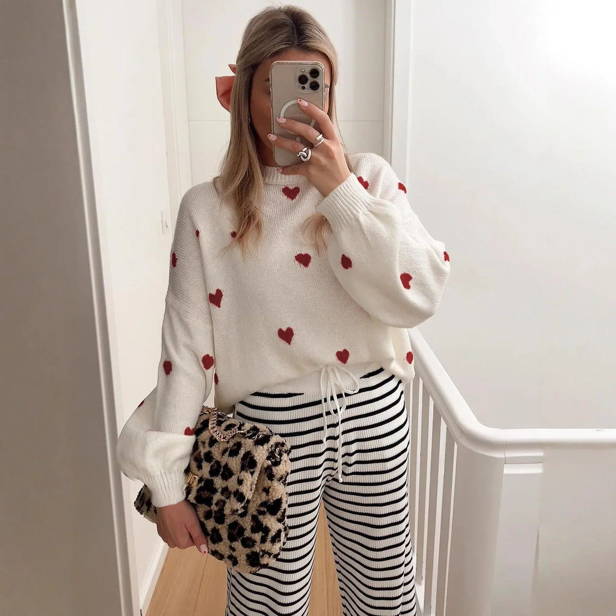 Oversized gebreide trui met geborduurde hartjes — afbeelding 2