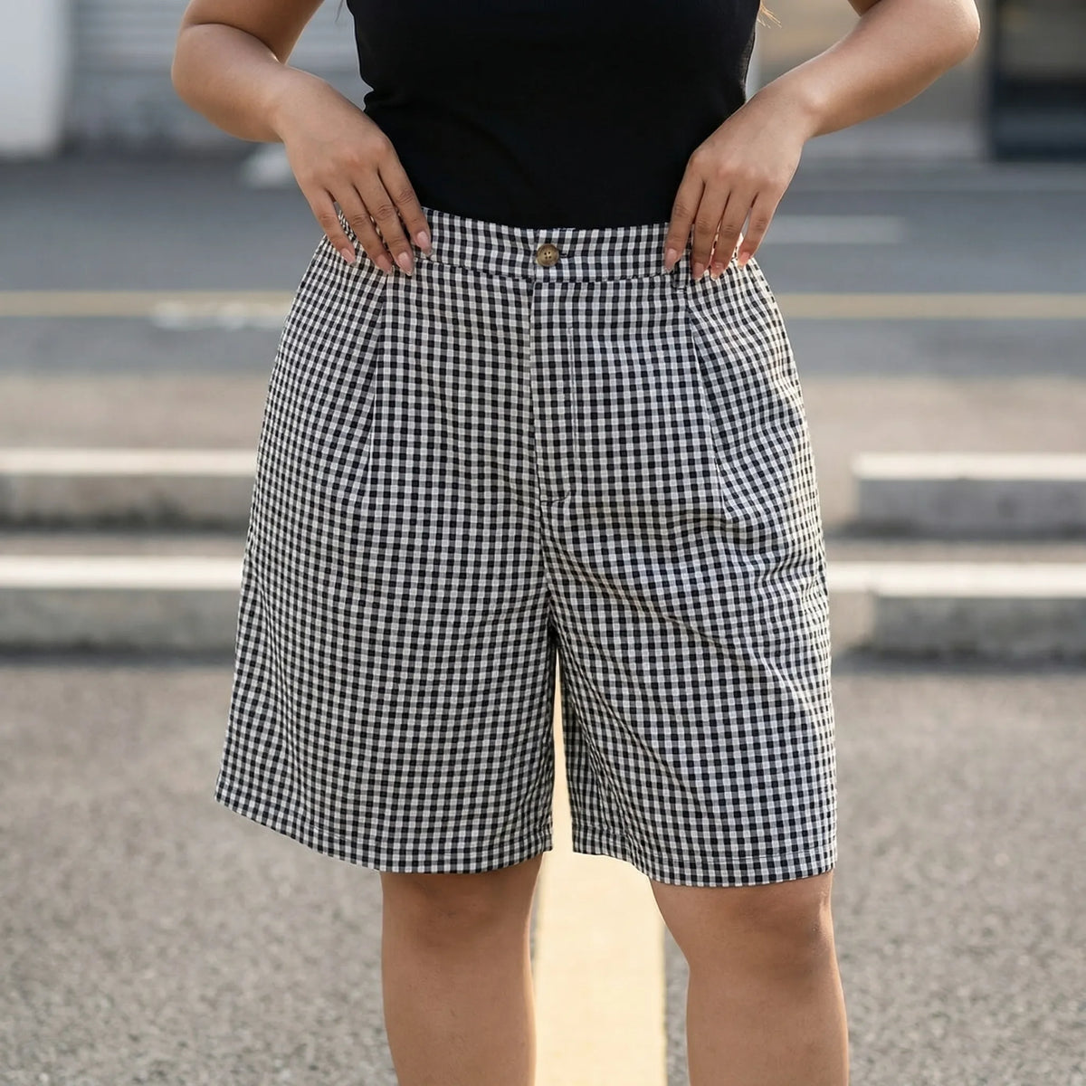 Plus-size geruite shorts met wijde pijpen