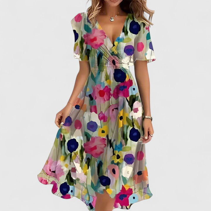 Gina | Korte bloemenjurk met V-hals en asymmetrische zoom