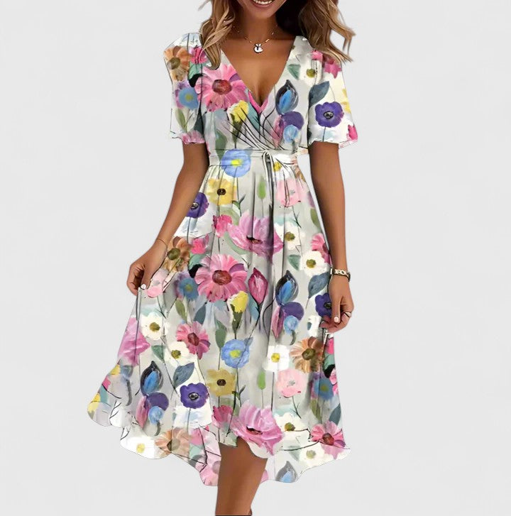 Gina | Korte bloemenjurk met V-hals en asymmetrische zoom
