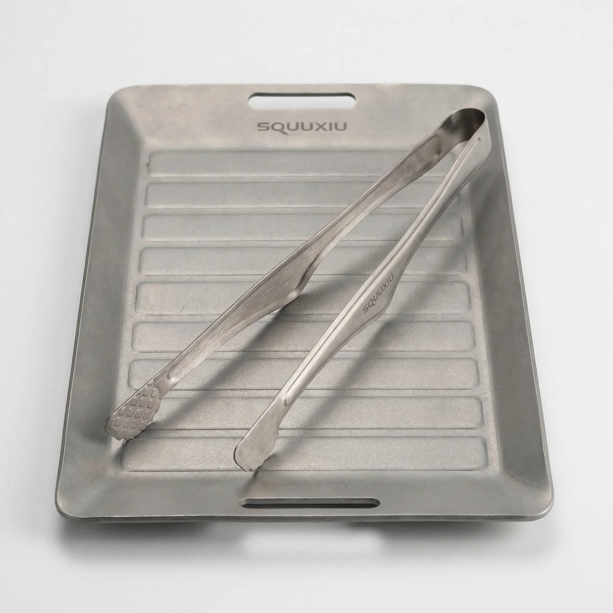 Geribbelde titanium campinggrillplaat met tangen