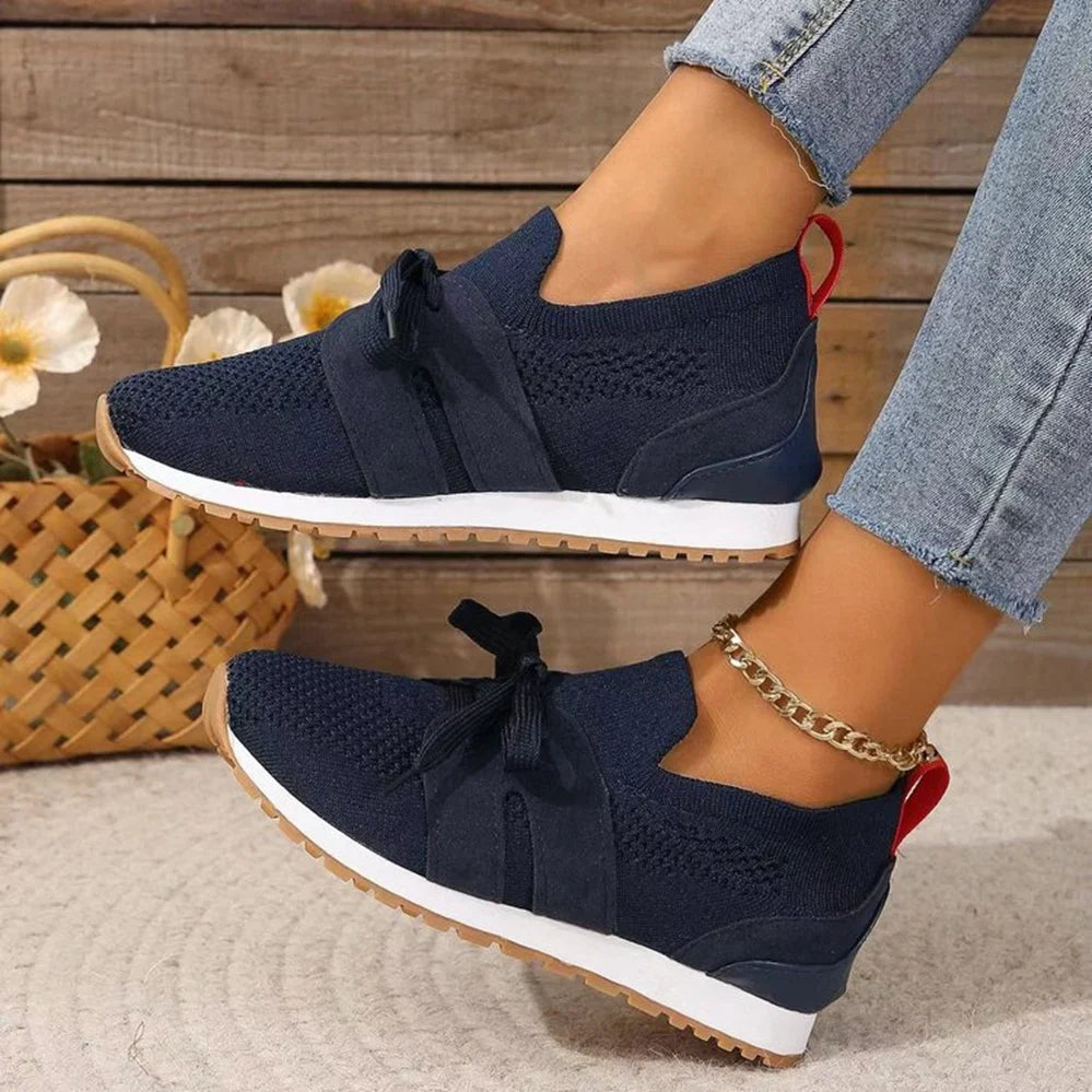 Instapsneakers met veterdetail en rubberen zool