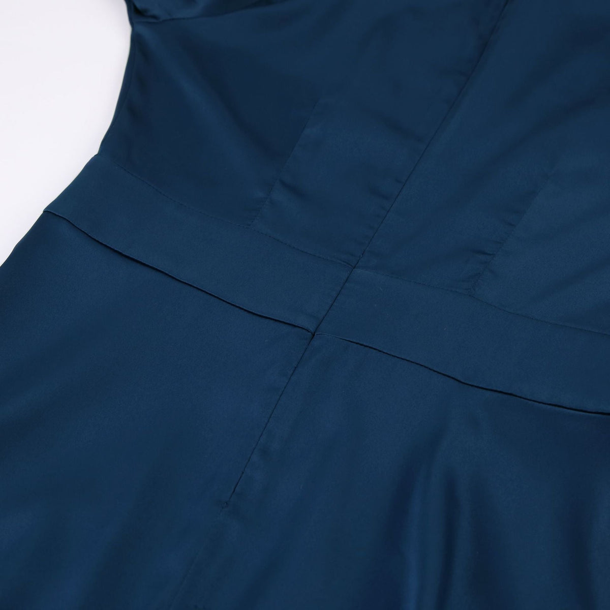 Marineblauwe jurk met lantaarnmouwen en split in satijn – hoge taille A-Lijn feest