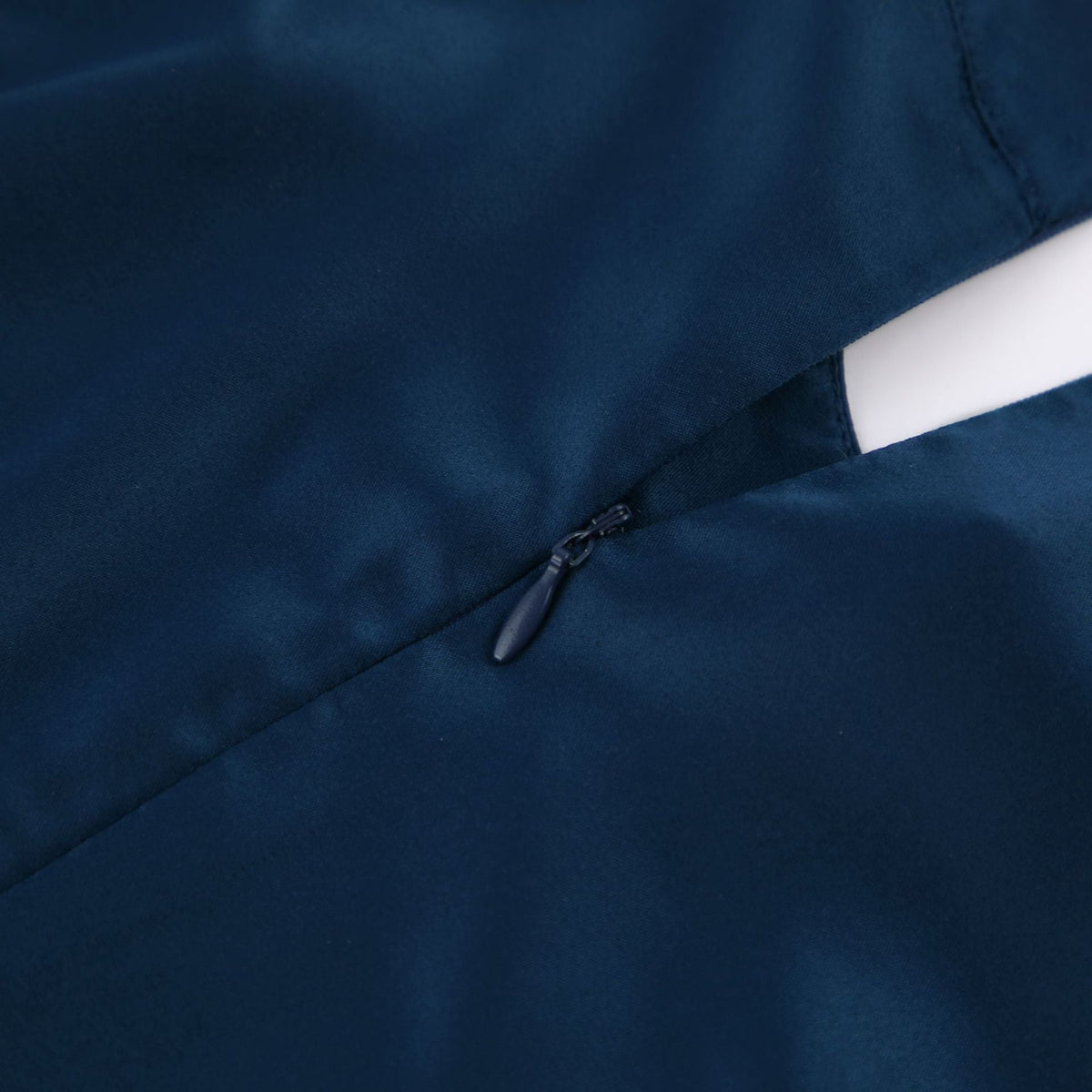 Marineblauwe jurk met lantaarnmouwen en split in satijn – hoge taille A-Lijn feest