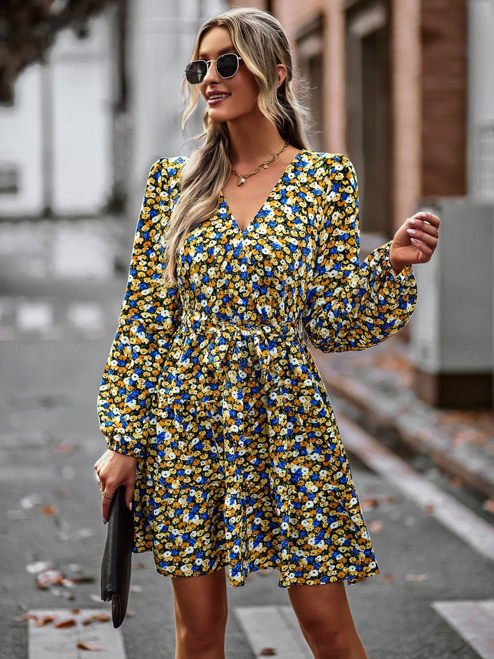 Uitlopende mini-jurk met riem en ruffles