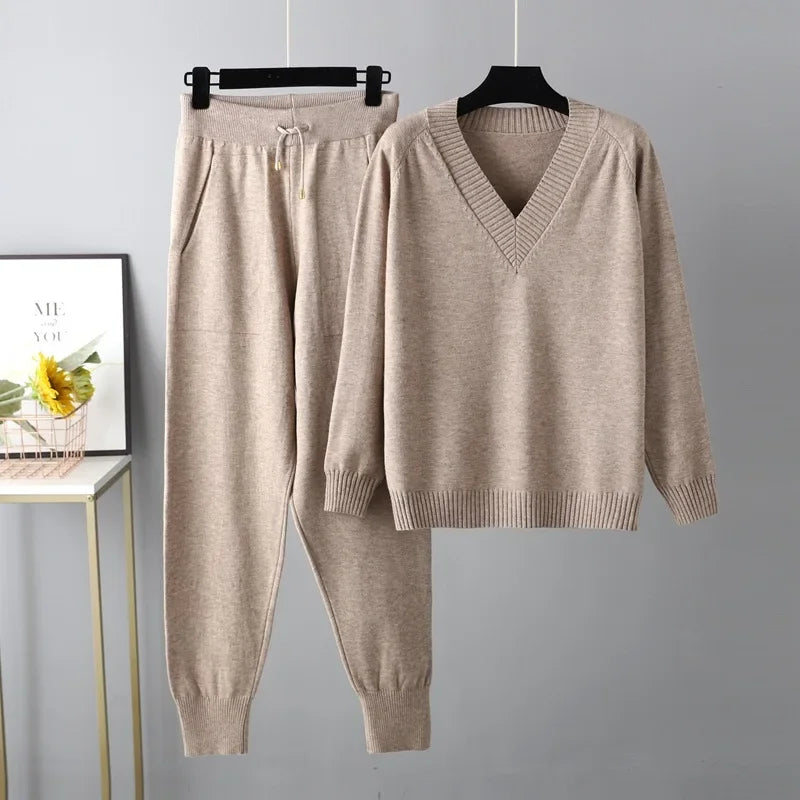 Tweedelige gebreide dames set met V-hals trui & broek