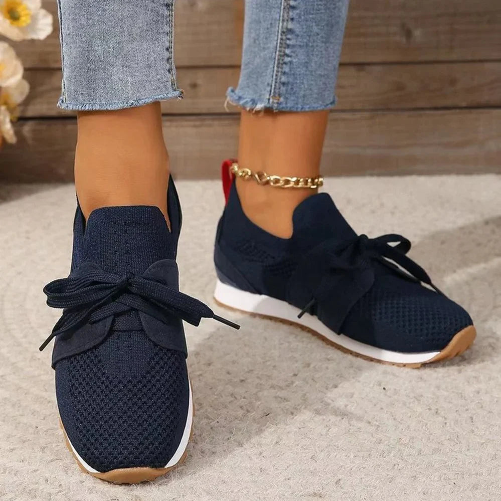 Instapsneakers met veterdetail en rubberen zool