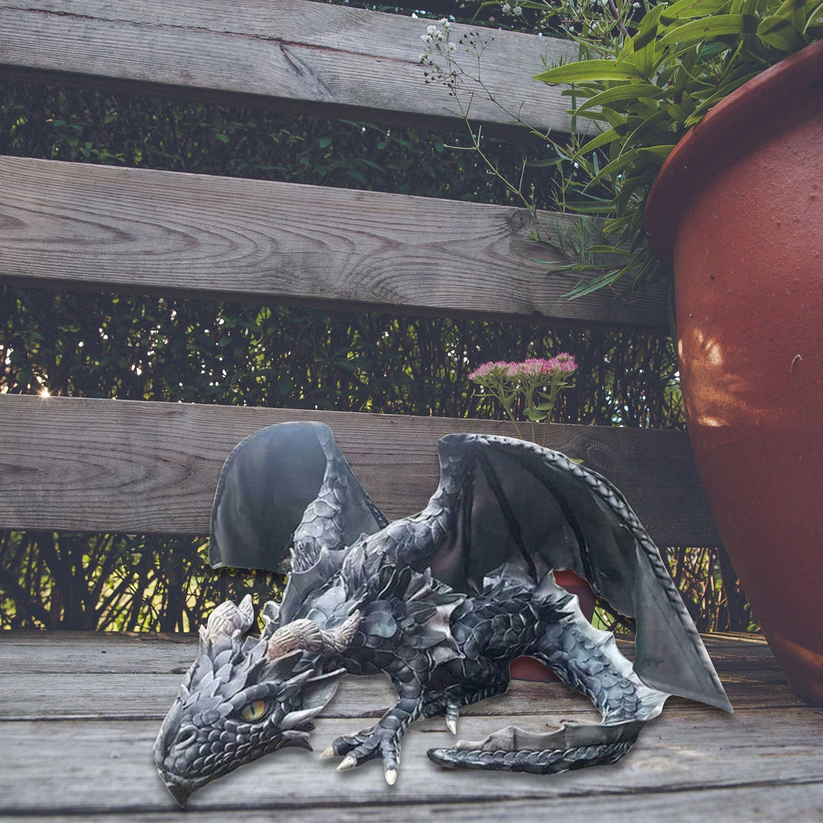 Garden guardian – draak sculptuur