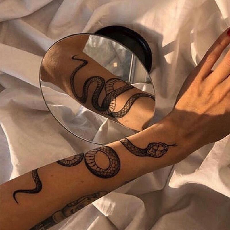 Tijdelijke tatoeage met slangenmotief