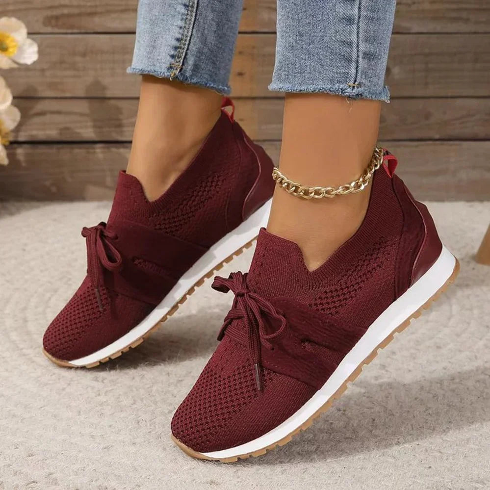 Instapsneakers met veterdetail en rubberen zool