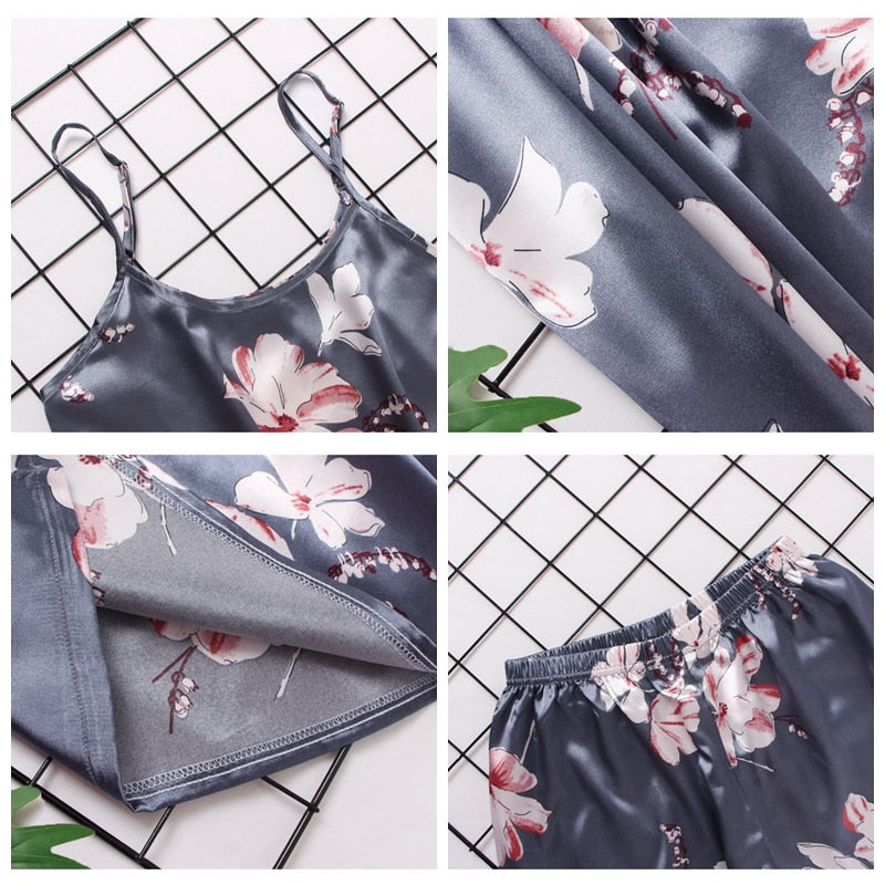 Satijnen pyjama set, voorzien van bloemenprint