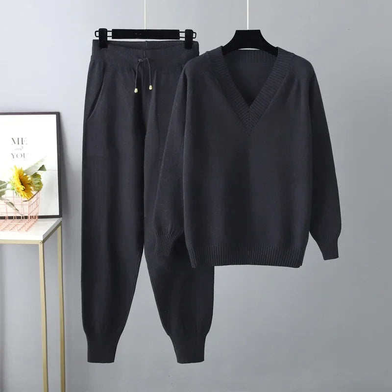 Tweedelige gebreide dames set met V-hals trui & broek