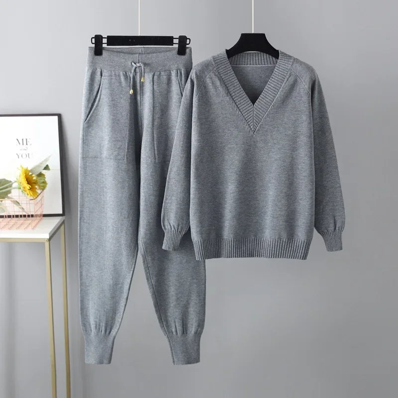 Tweedelige gebreide dames set met V-hals trui & broek
