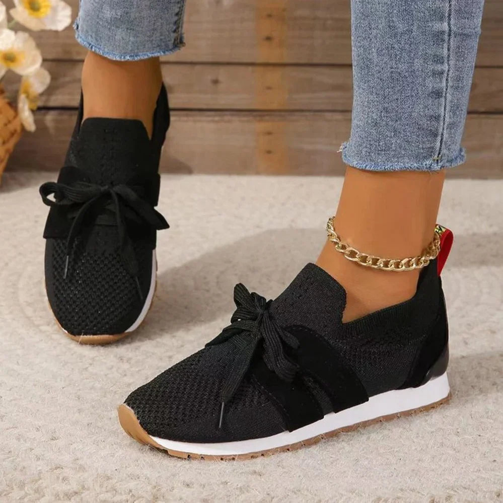 Instapsneakers met veterdetail en rubberen zool