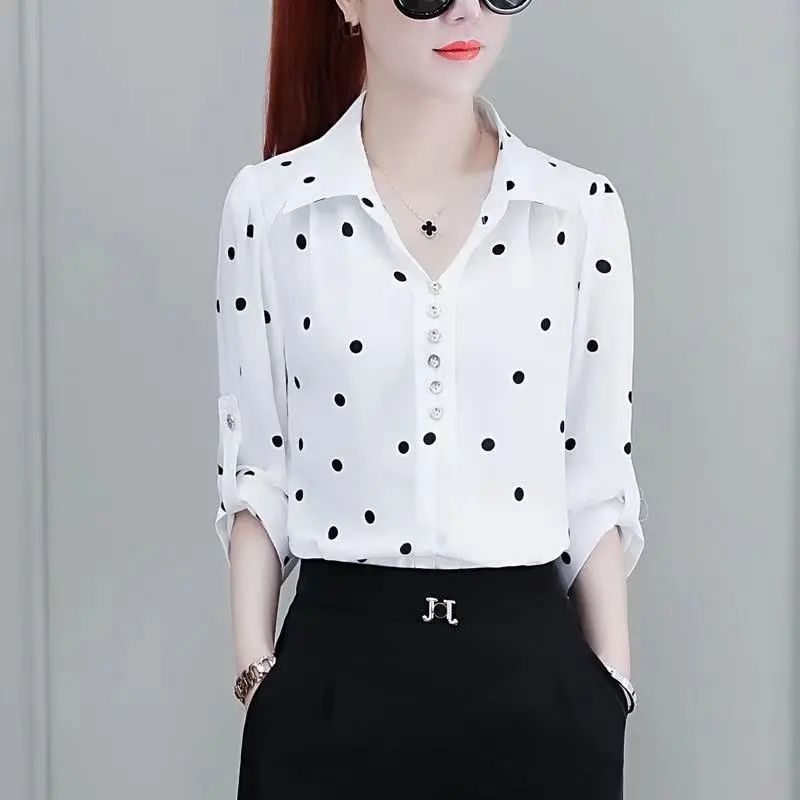 Dames chiffon blouse met knopen & omgeslagen kraag