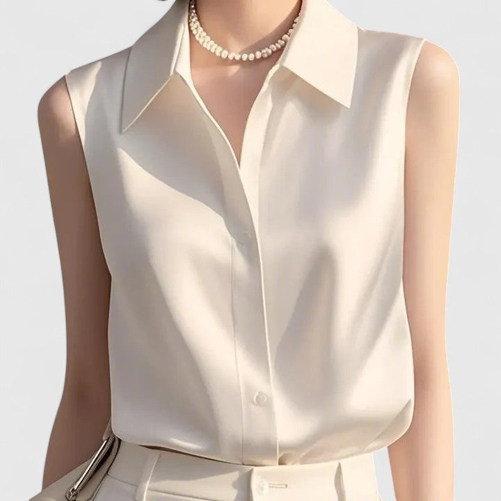 Aya | Mouwloze satijnen blouse met knopen