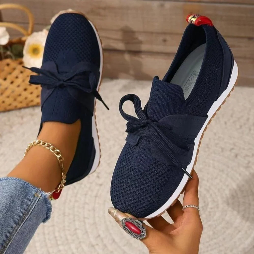 Instapsneakers met veterdetail en rubberen zool