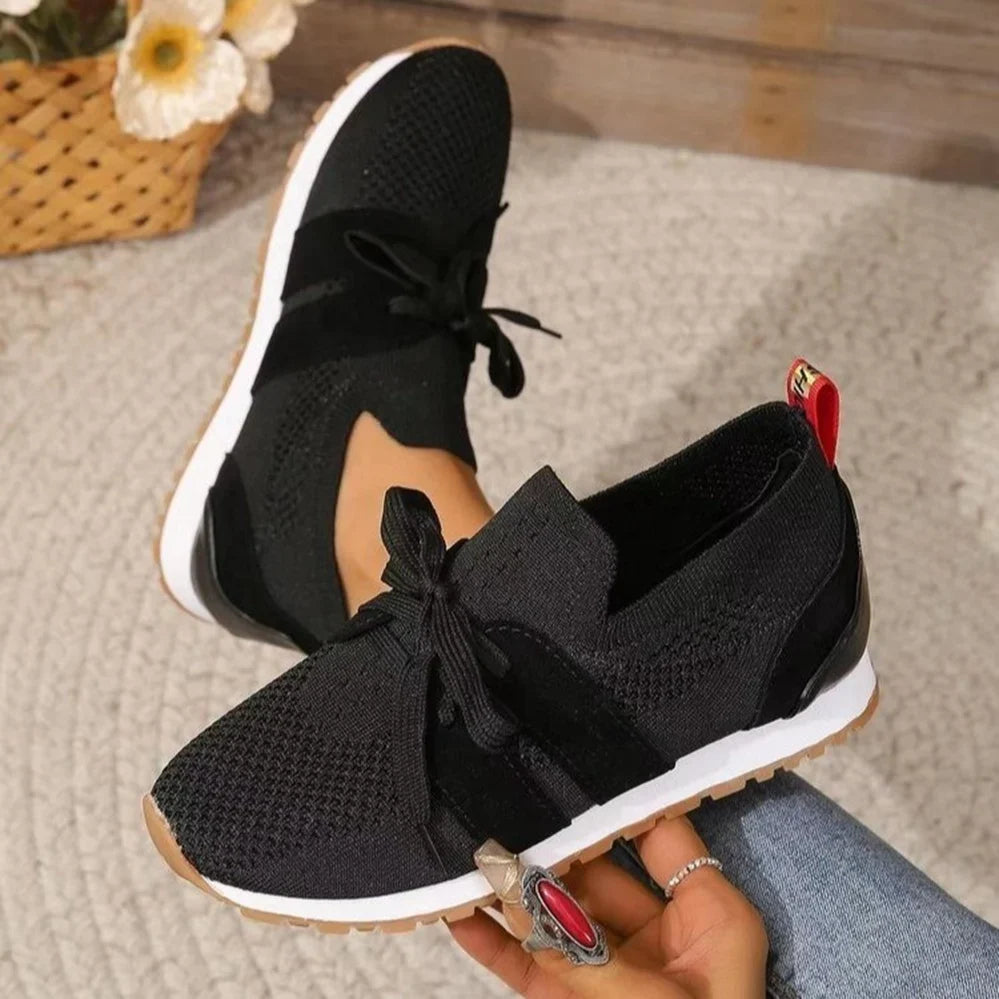 Instapsneakers met veterdetail en rubberen zool