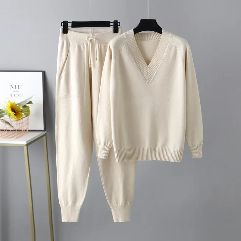 Tweedelige gebreide dames set met V-hals trui & broek