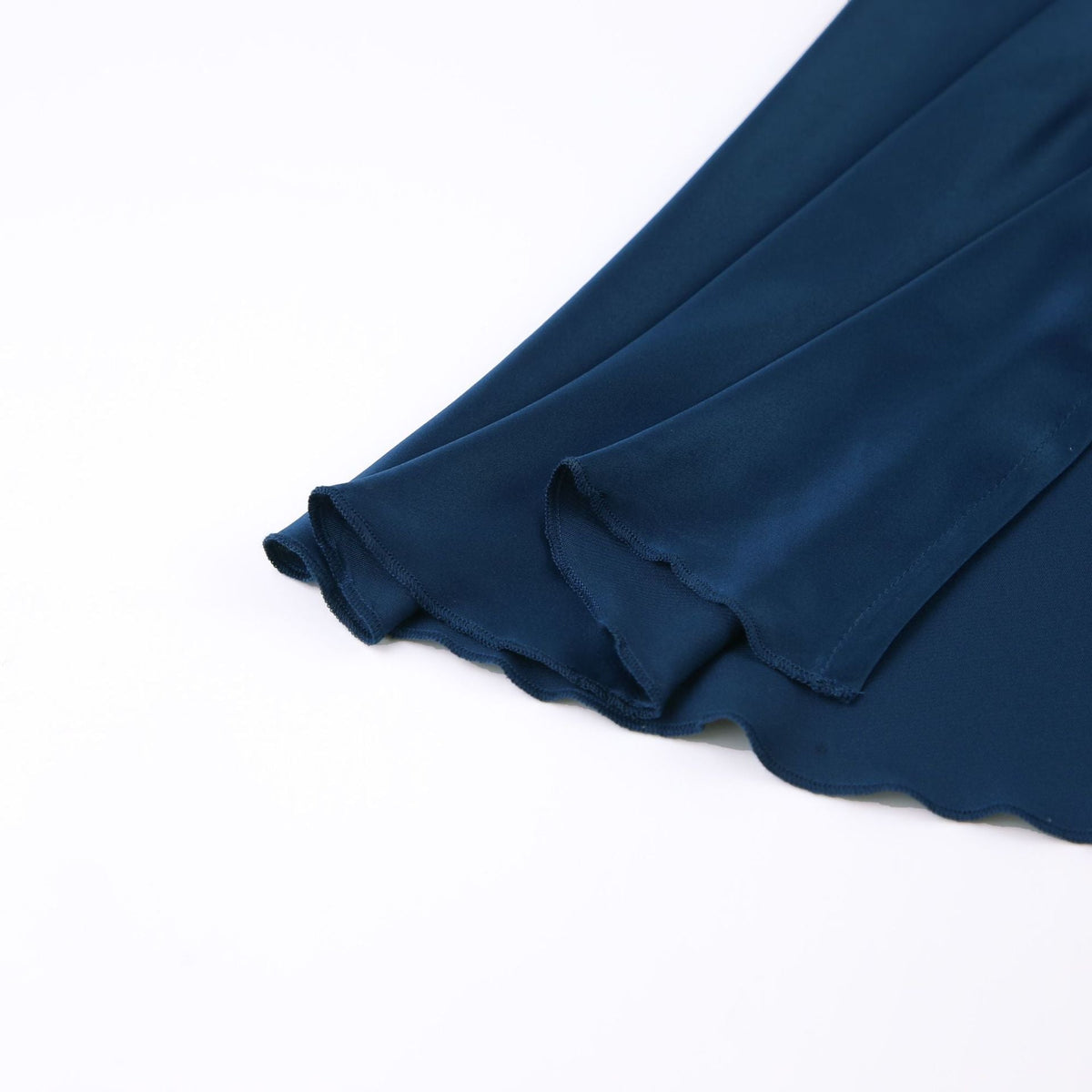 Marineblauwe jurk met lantaarnmouwen en split in satijn – hoge taille A-Lijn feest