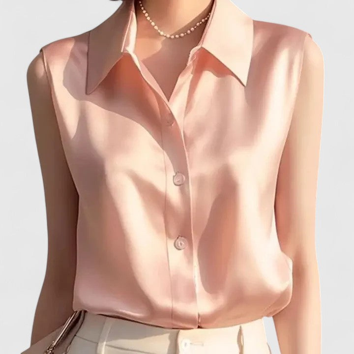 Aya | Mouwloze satijnen blouse met knopen