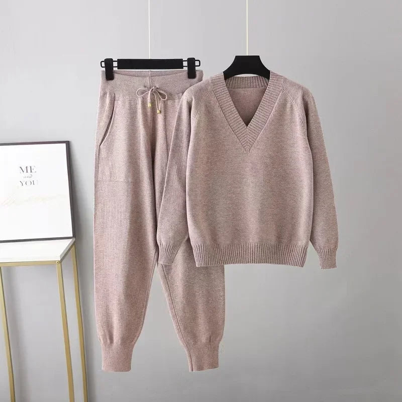 Tweedelige gebreide dames set met V-hals trui & broek