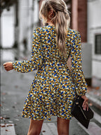Uitlopende mini-jurk met riem en ruffles
