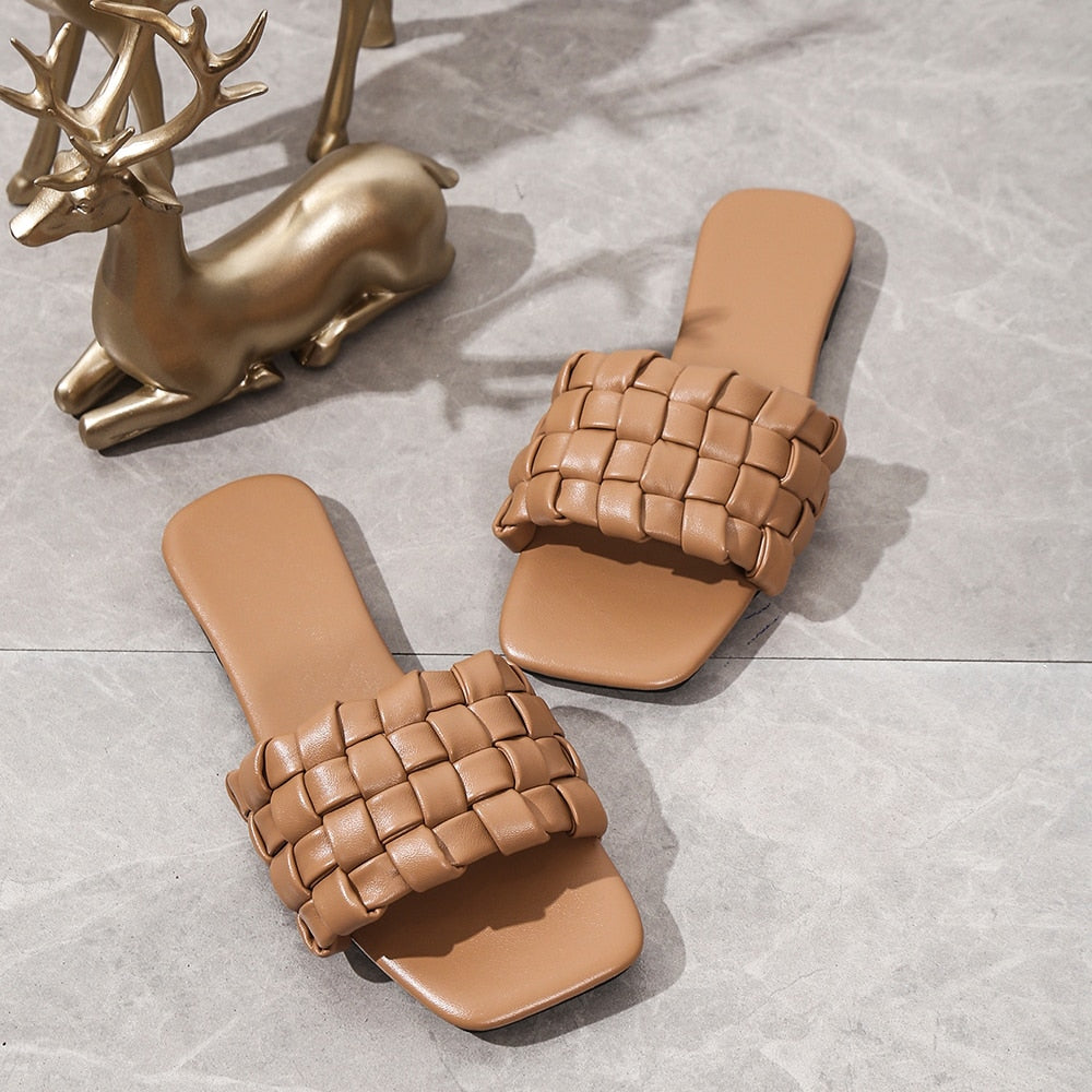 Slippers, voorzien van hakken